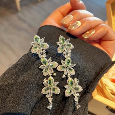Pendientes de verano Pendientes de flores verdes frescas Pendientes de botón con diseño de circonita rosa ligeramente incrustado para mujer