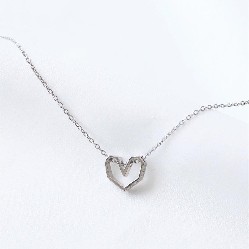 Frische hohle Liebeshalskette für Damen, schlichter Anhänger für Studenten, herzförmige kurze Halskette, Hipster-Freundin-Geschenk