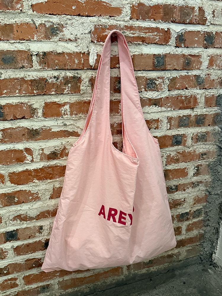

Корейская нишевая холщовая сумка с принтом букв, женская, новая 2025 года, большая вместимость, в ленивом стиле, для поездок на работу, на плечо, сумка-тоут розовый
