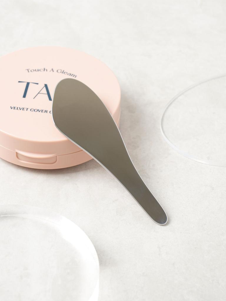 Curved Makeup Spatula for Foundation & Cream Application