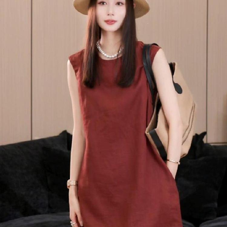 French temperament is simple, generous and decent, the small man is tall, burgundy sleeveless cotton and linen dress, women's summer