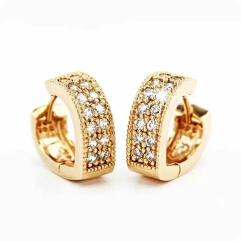 Huitan Koreanische Mode Gepflasterte Zirkonia Creolen für Damen Metall Kupferfarbe/Goldfarbe Einfache Vielseitige Mädchenohrringe Heißer Zirkon
