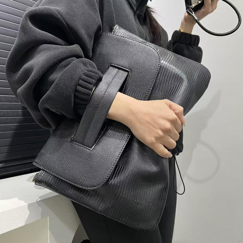 Ladies' Fashion Handbag with Fine Serpentine Pattern High Capacity Retro New Document Storage Bag