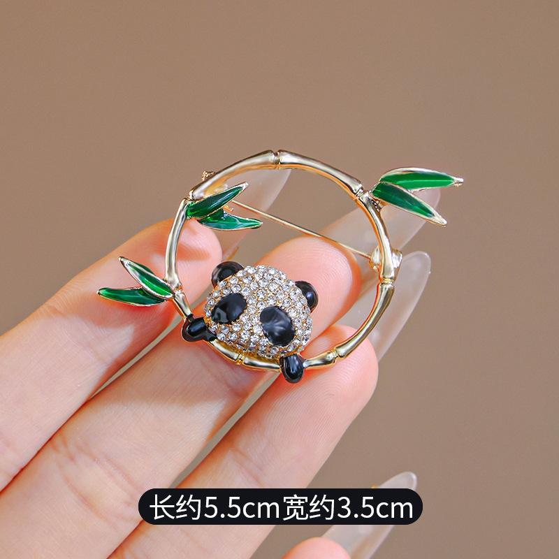 

Новая брошь в виде милой панды в китайском стиле, новогодняя брошь в виде животного из бамбука с инкрустацией бриллиантами, куртка, антибликовые булавки, аксессуары