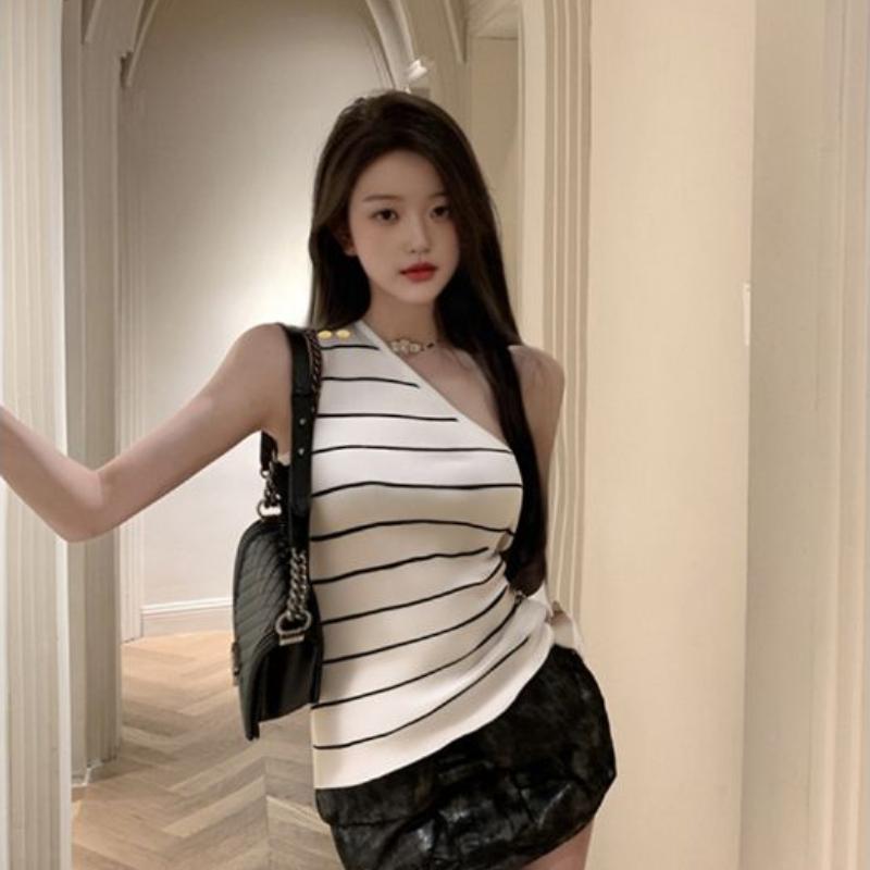 A Off-the-shoulder Knitted Halter Top for Women Can Be Worn Over A Sleeveless Short Top