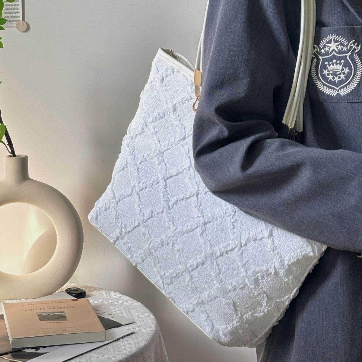 

Autumn and winter senior sense 2025 new tote bag women s niche large-capacity commuting shoulder bag versatile portable underarm bag белый