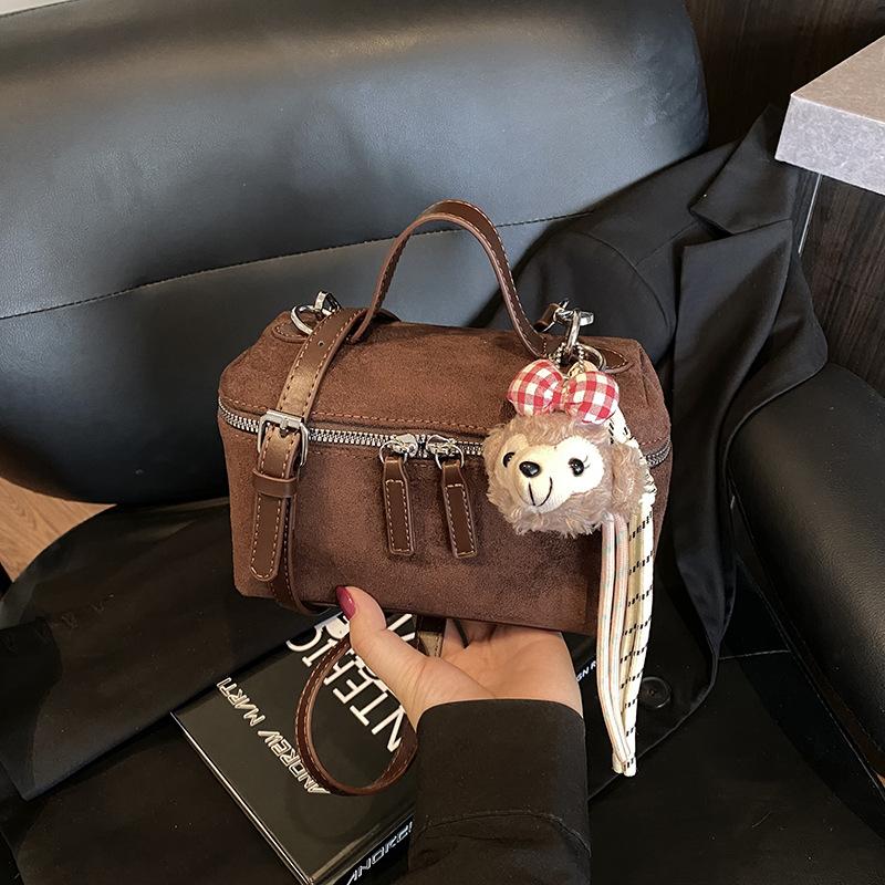 This Year's Popular Bag Women's Autumn and Winter 2025 New Matte Retro Messenger Bag Korean Version Portable Bucket Bag