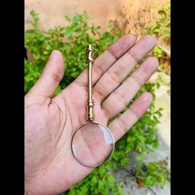 Antiker Vintage-Schlüsselanhänger mit Lupe, Paar. Sammler-Schlüsselring mit praktischem Twist.