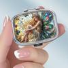 Tragbare Pillendose mit 2 Fächern, Mini-Metall-Medikamenten-Organizer-Etui, Niedlicher bedruckter Pillenbehälter für Vitamine, Pillen, Schmuck, Reisen, Tägliche Anwendung