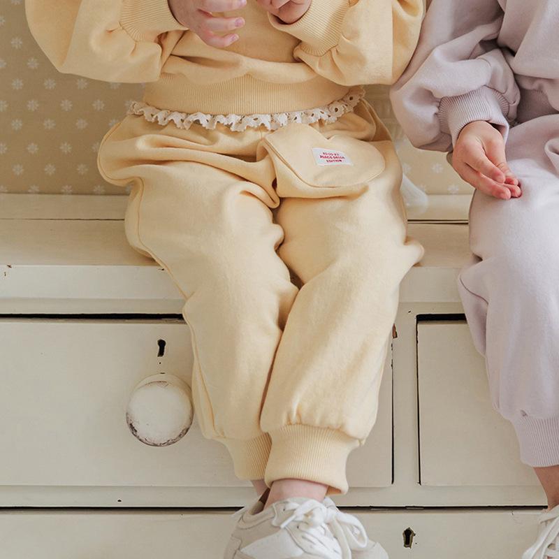 

Весна 2025 Корейский стиль Хлопковые брюки с карманом в виде клубничного сердца для девочек ясельного возраста - Мягкие, Спортивные, Повседневные и с манжетами. 150cm