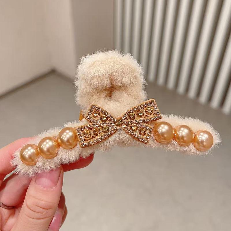 Autumn/Winter 2025 Plush Mink Fur Love Heart Rhinestone Shark Claw Clip for Women