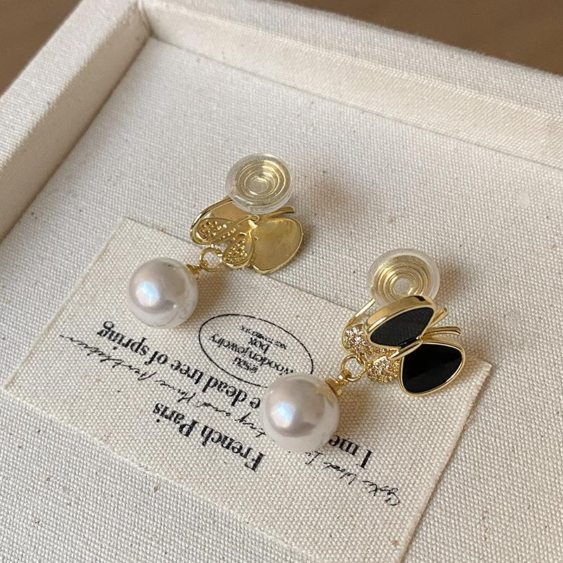 

Black butterfly pearl stud earrings, premium sense light luxury earrings, exquisite retro painless mosquito coil disc ear clips, women s no holes