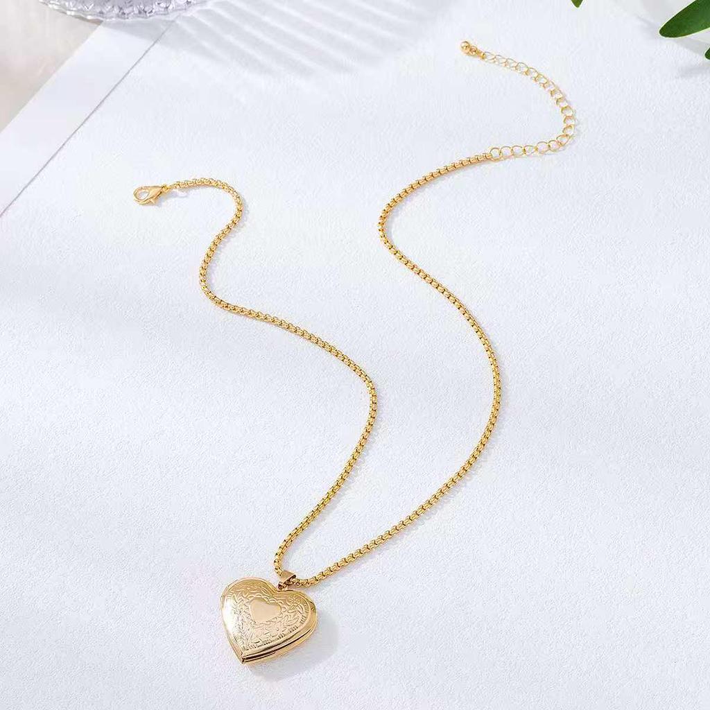 Heart-Shaped Peach Necklace: Exquisite Fashion for Couples