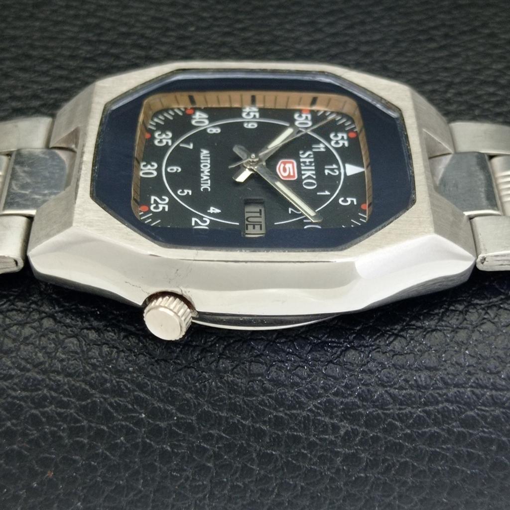 ORIGINÁLNÍ VINTAGE SEIKO 5 AUTOMATIC JAPAN 7009A PÁNSKÉ HODINKY S ČERNÝM CIFERNÍKEM a702468-5 R124-a702468