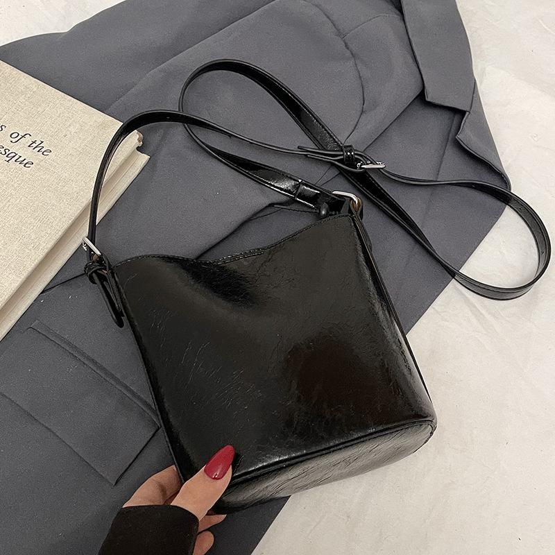 Wholesale Hot Sale Korean Simple Solid Color High-end Bucket Bag Fashionable Versatile Small Fresh Commuter Messenger Mother Bag