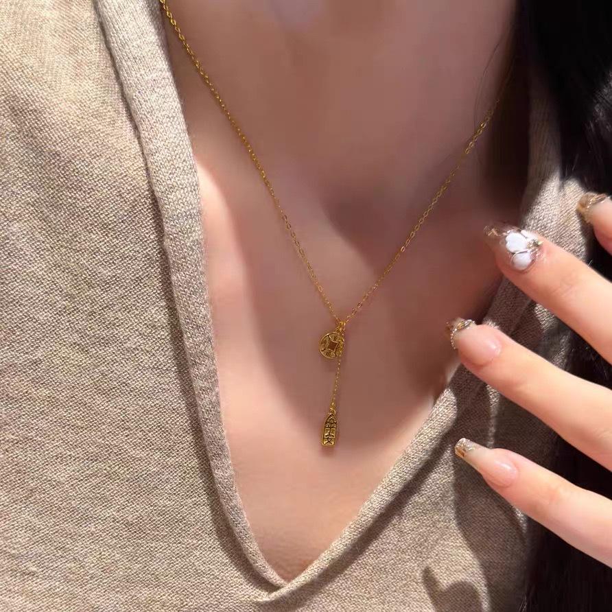 Xiaohongshu Retro Gold Peace Tag Necklace: Women's Light Luxury Niche Clavicle Chain