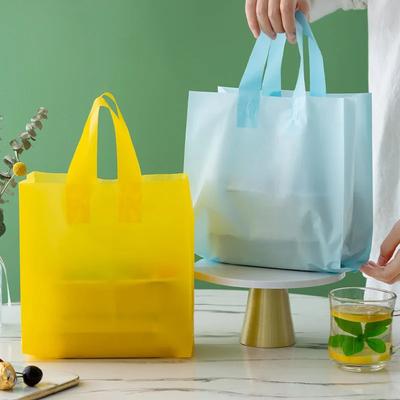 50 stücke Kunststoff Handtasche Bekleidungsgeschäft Einkaufspaket Tragbare Farben Fast-food-restaurant Taschen für takeout griff weiß Tasche