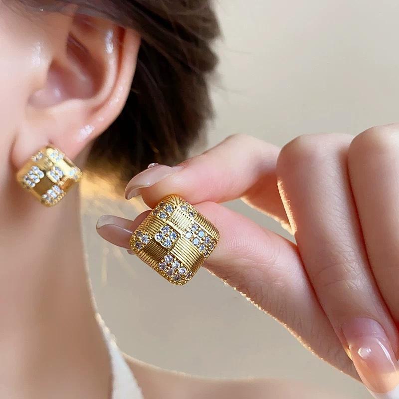 

Square checkerboard zircon stud earrings women s light luxury high-end temperament atmospheric earrings niche design mosquito coil plate ear clips
