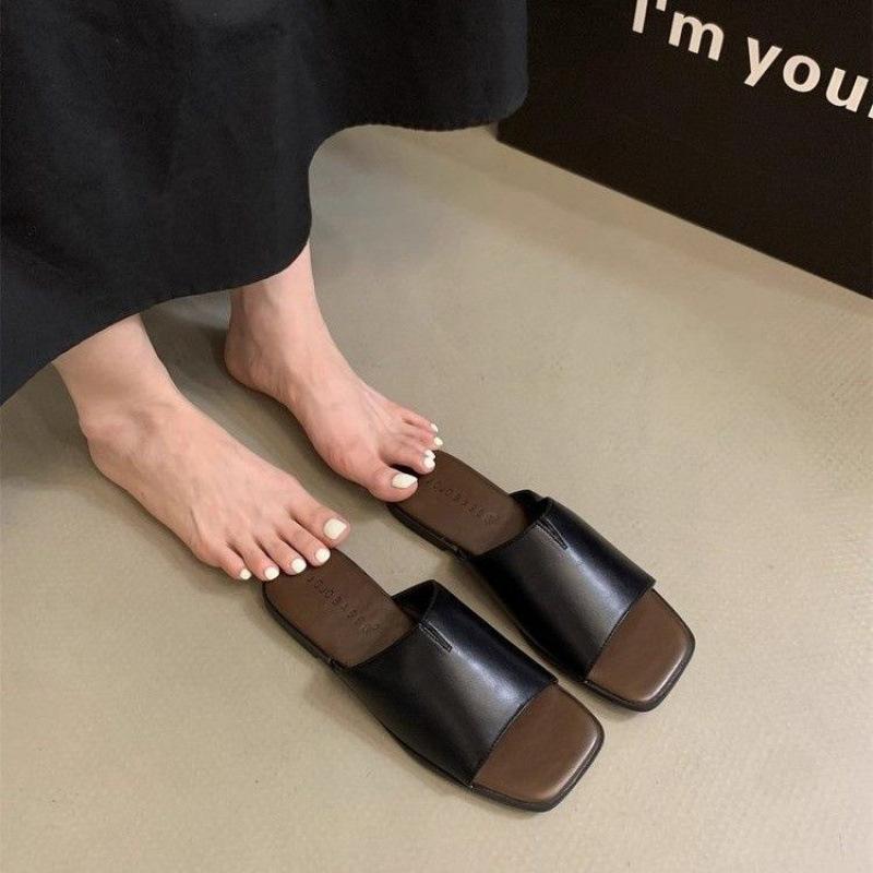 35-45 taglia grande versione coreana di infradito a fascia singola, nuove pantofole fresche a fondo piatto francesi e mezze pantofole per donna nell'estate 2025