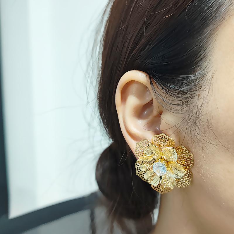 Trendy Exaggerated 2-layer Metal Flower Clip On Earrings for Women Retro Dimensional Hollow Zircon Earrings Statement Jewelry