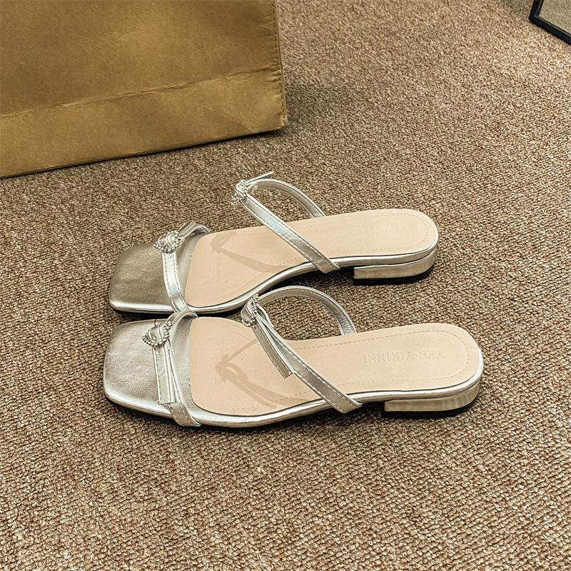 

Premium one-word slippers women s summer new British style temperament open-toed low-heeled outer wear holiday sandals 42 серебряный
