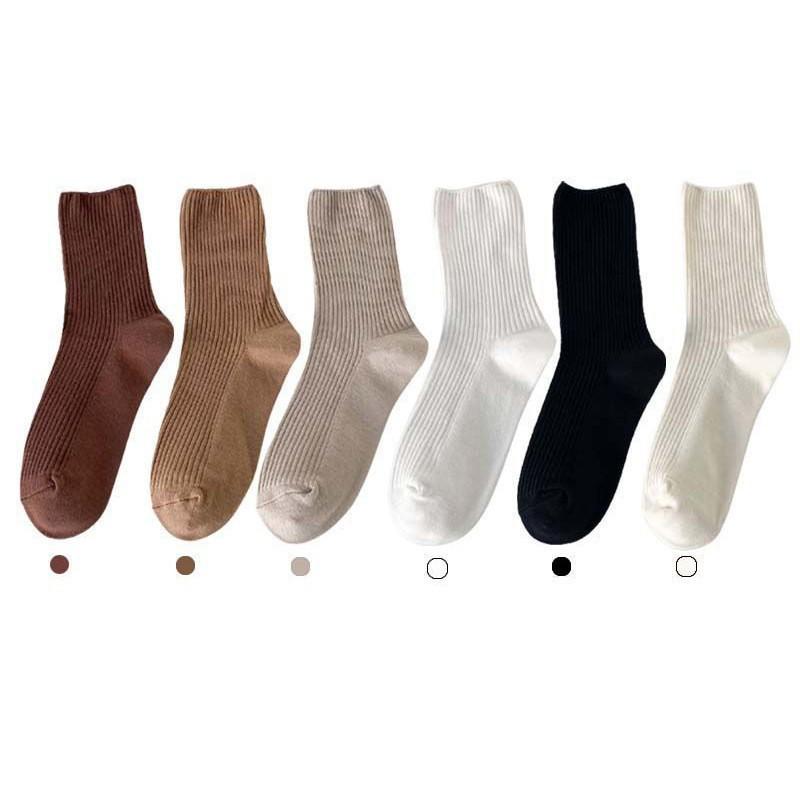 Frühlings- und Herbststil Damen Mittellange Baumwolle Einfarbige Plüschsocken Kombiniert mit Kleinen Lederschuhen und Langen Socken