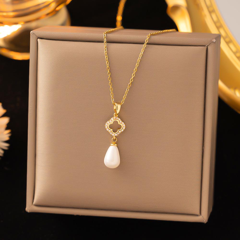 Non-Fading Titanium Steel Women's Necklace: Versatile and Elegant Internet Celebrity Chain with Simple Copper Pendant