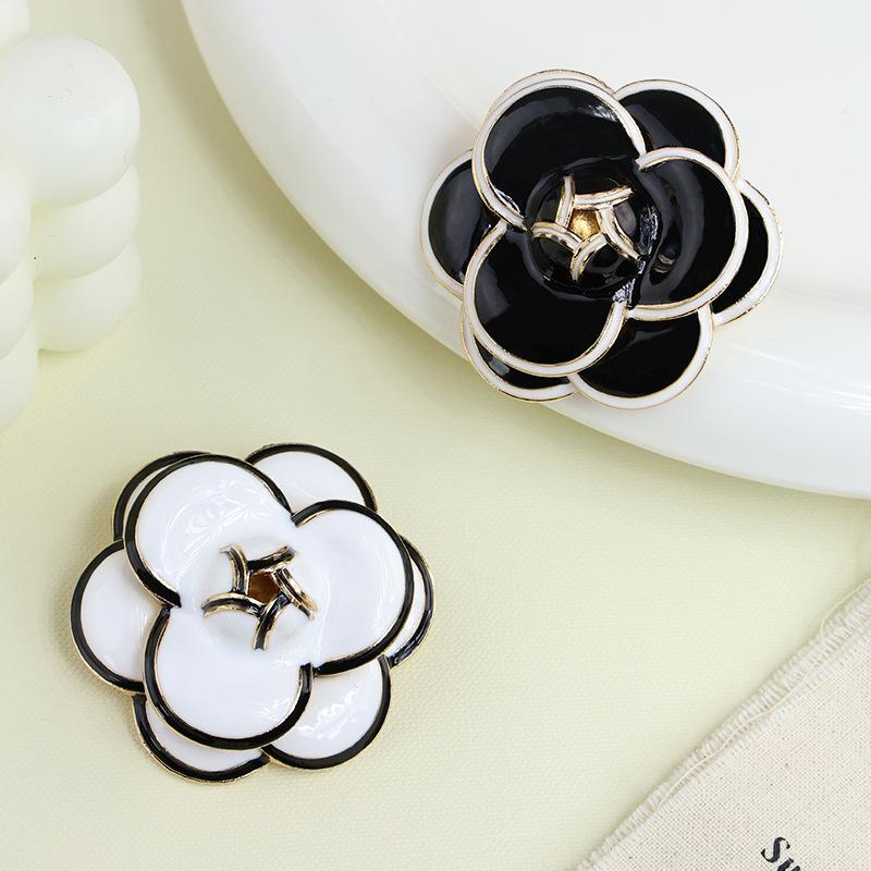 Korean simple retro Phnom Penh camellia brooch high-end women's rose corsage alloy badge clothing accessories