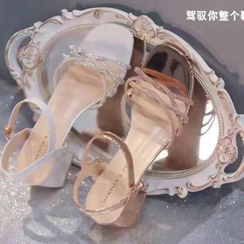 

Стразы внешние сандалии девушка 2025 новый летний толстый каблук сказочный стиль универсальная модель моды средний каблук с юбкой взрыв 35 шампанского