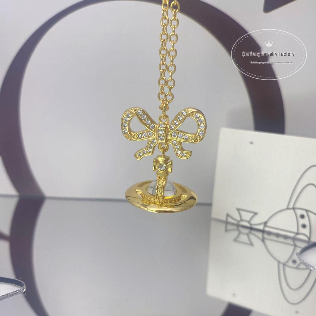 Vivienne Westwood Rosa rosett Orb halsband: Damernas Högkvalitativa 3D Saturnus Nyckelbenskedja med Basketbollberlock.