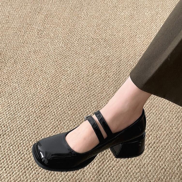 Temperamento alla moda rosso testa quadrata francese tacco spesso scarpe basse in pelle piccola da donna 2025 nuove primavera e autunno gonna Mary Jane scarpe singole