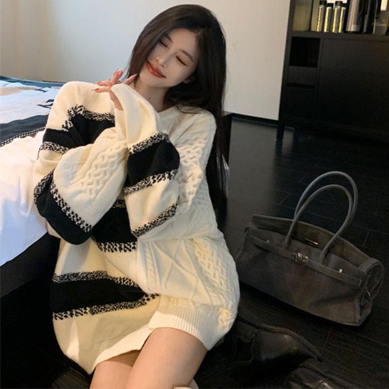 Design sense černo-bílý pruhovaný patchworkový svetr pro ženy 2023 volný střih pletený svetr s dlouhým rukávem