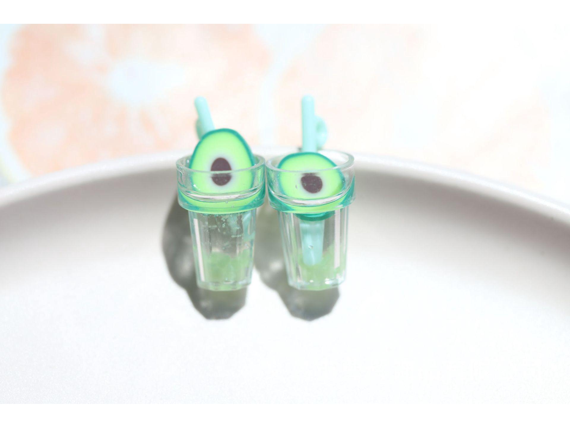 

Светящийся 3D брелок в виде бутылки с напитком в виде кусочка фрукта и серьги-подвески 1.2cm x 2.5cm