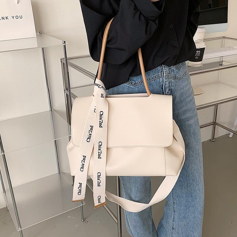 Fashionable Large Capacity Tote Bag With Top And Synthetic Leather Interior For Casual Outings