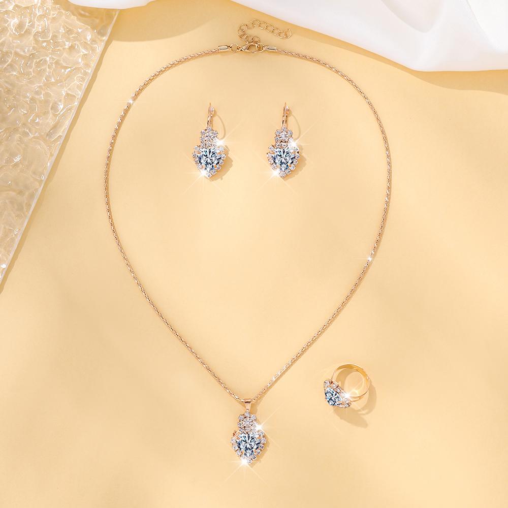 4-częściowy zestaw cyrkonii w kształcie serca z naszyjnikiem z zawieszką, kolczykami na haczykach i pierścionkiem. Modne, wszechstronne, słodkie akcesoria.