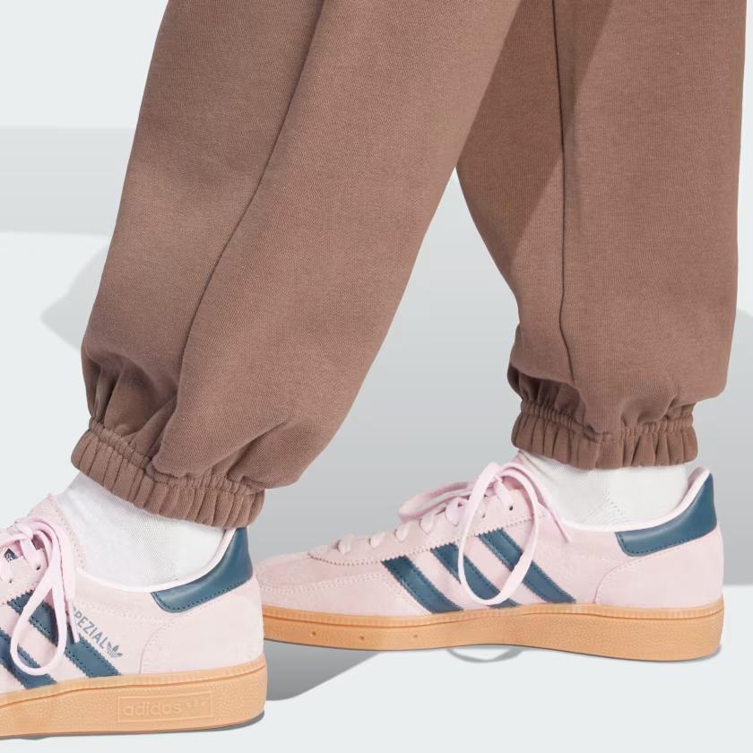 adidas Pantaloni Jogger in Pile Essenziali Originals con Stampa Logo a Lettere Donna Pantaloni Jogger Giallo Chiaro IR5974