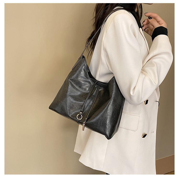 2023 Winter New Korean Underarm Large Capacity Bag Women Fashion Commuter Tote Bag Solid Color Versatile Single Shoulder Bag Urban Minimalist Style