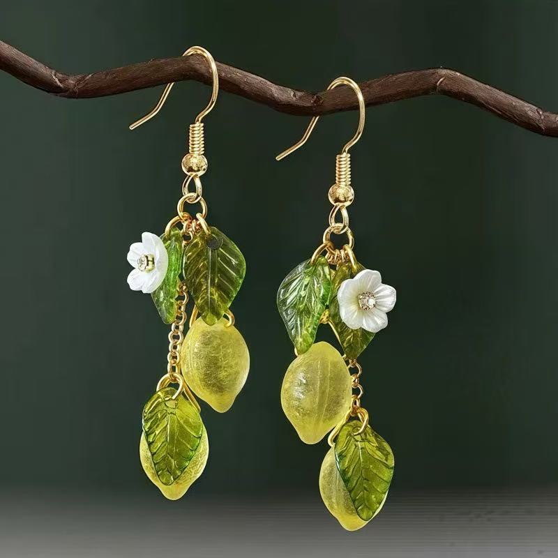 Sweet-Style Resin Yellow-Green Lemon Flower Pendant Earrings, Suitable For Women'S Everyday Wear.