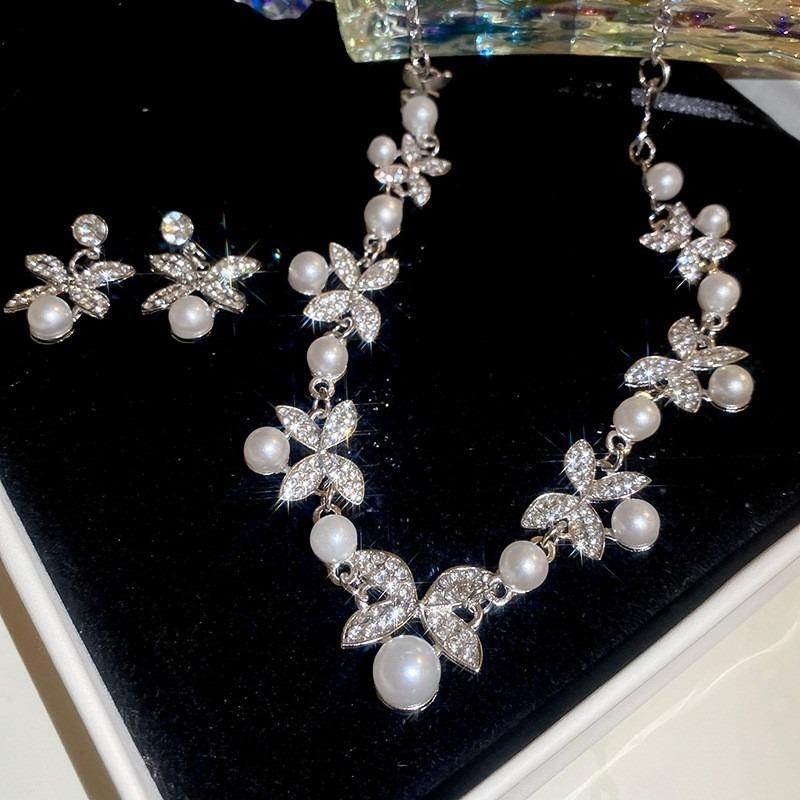 Quadratisches Ohrstecker- und Halsketten-Set mit Diamanten - ein schickes, luxuriöses und hochwertiges zweiteiliges Set mit exquisiter Eleganz