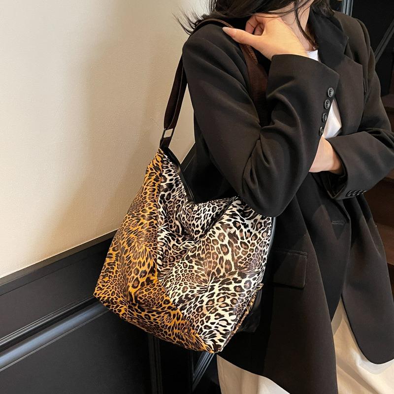 New Retro Shoulder Bag Leopard Print Lazy Style Fashion New Large Capacity Tote Bag Messenger Bag Women