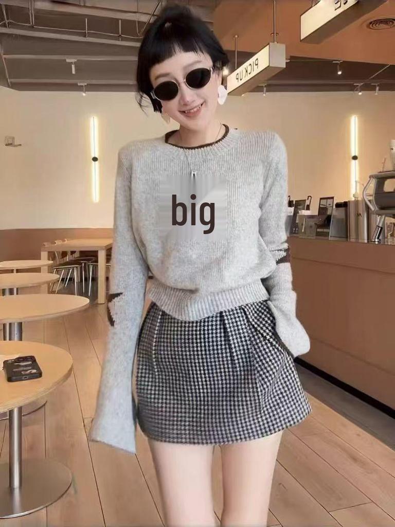 Women's Star Embroidery Contrast Round Neck Sweater - Slim Fit, Versatile Autumn/Winter Knit Top