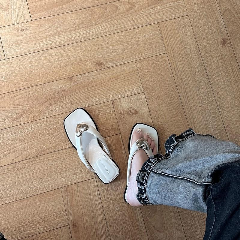 Fashion Metal Buckle Flat Bottom Flip-flop Foot Cool Slippers Summer Versatile Soft Bottom Sandals Vacation Women's Wedge Slippers