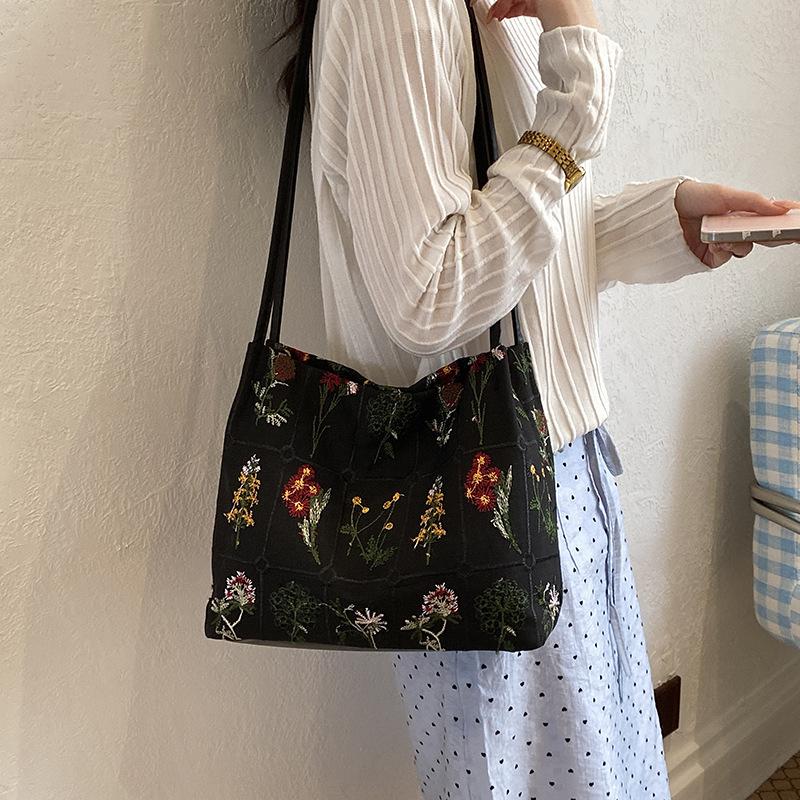 New Floral Embroidery Shoulder Bag Large Capacity Fashion Crossbody Handbag for Women Casual Versatile Commuting Bag