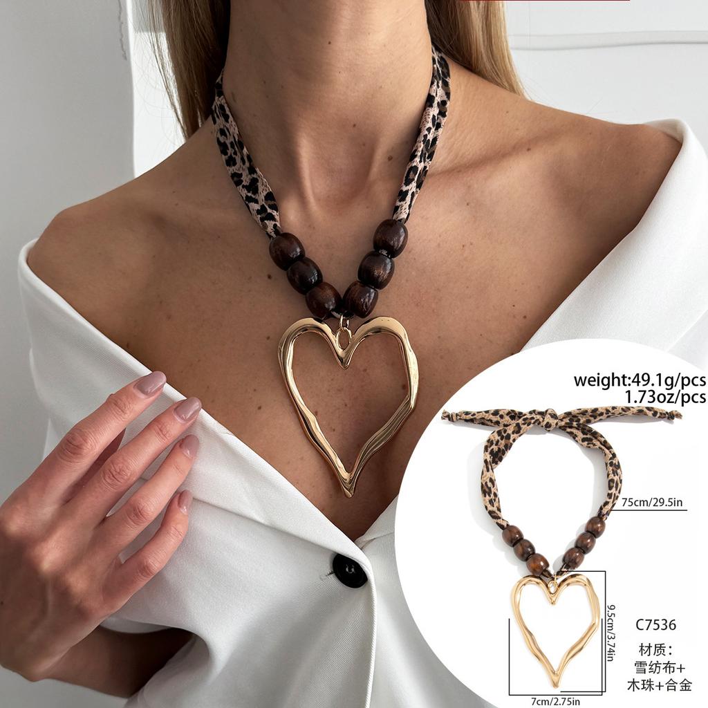 Sweet And Cool Spice Girl Leopard Print Silk Scarf Flannel Necklace, Exaggerated Metal Big Love Pendant Collarbone Chain