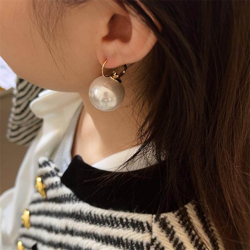 Elegant Pearl Earrings: Hong Kong French Retro Style for a Sophisticated OL Look