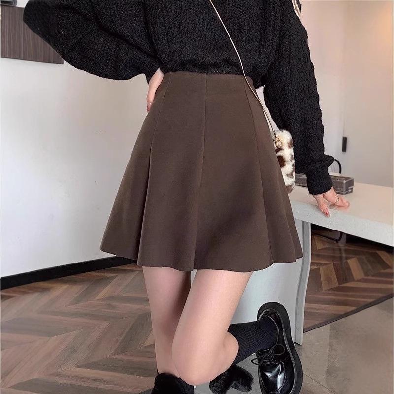 

Осень/Зима 2024 Мини-юбка А-силуэта из смесовой шерсти с высокой посадкой: Свободный крой, стройнящая юбка-зонт, закрывающая бедра, для женщин 2XL (131-147 lbs)