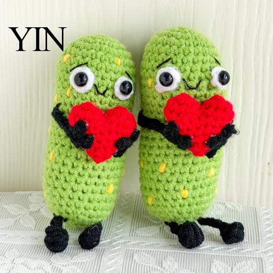 Healing Pickle Decoration 1/2Pcs Crochet Holding Heart Pickle, Handmade Knit Cartoon Yarn Knitted Doll Kimchi for Desk Ornament, Valentine's Day Gift