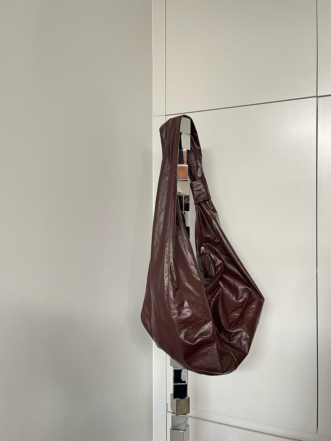 

Shi Ji Большая Вместительная Универсальная Сумка Кроссбоди - Супермягкая Кожа с Масляной Восковой Отделкой Дизайн Круассан Small красный/печёночный