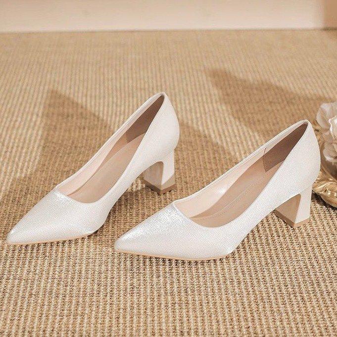 Off-white High Heels Women's Thick Heels 2026 New Pointed Temperament French Satin Bridal Wedding Shoes Not Tired Feet Single Shoes