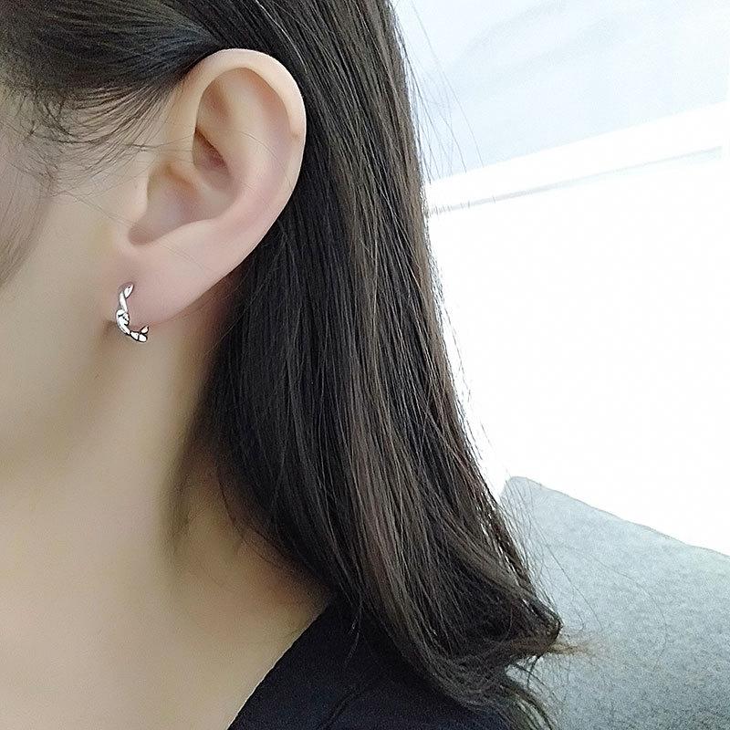 Japanischer Minimalistischer Leichter Luxus Gedrehter Draht Ohr-Manschette Elegantes Linien-Design Knorpel-Ohrring Für Frauen Modeschmuck